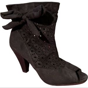Options open toe black bootie SZ 9M